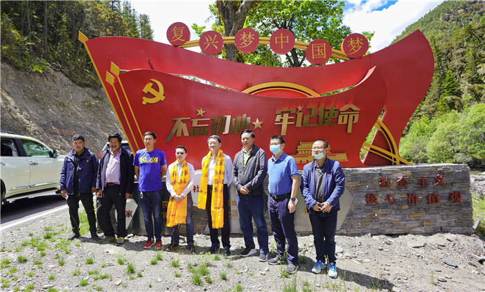 尊龙凯时集团党委书记、董事长任丁率队赴麻格同村推进对口帮扶工作