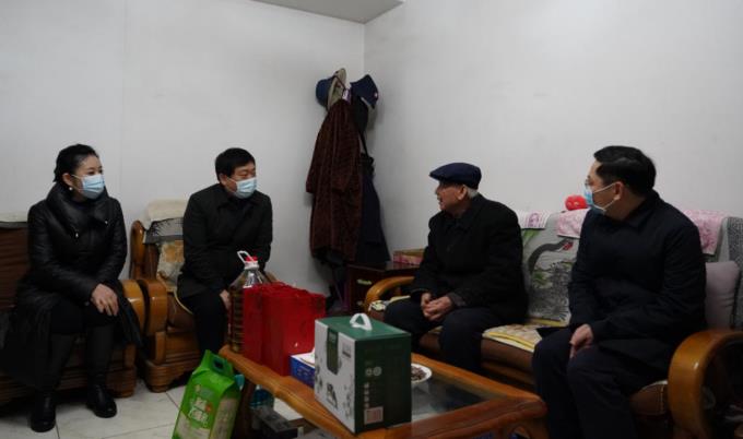 省国资委党委委员、副主任任兴文春节前夕带队走访慰问尊龙凯时集团老党员