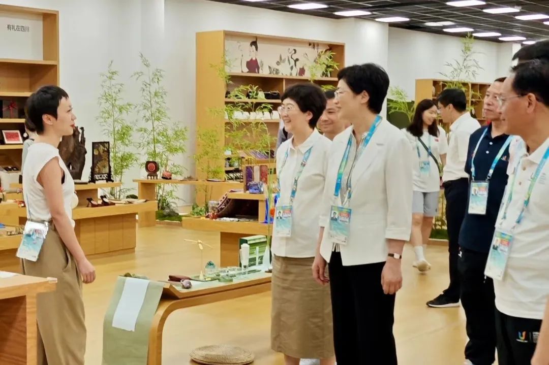 省、市领导视察大运村“有礼在四川”四川特色商品馆