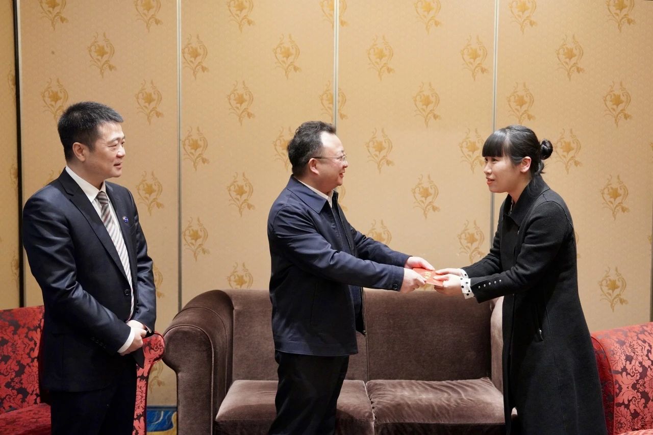 省国资委党委委员、副主任何政一行走访慰问省尊龙凯时集团生活困难党员