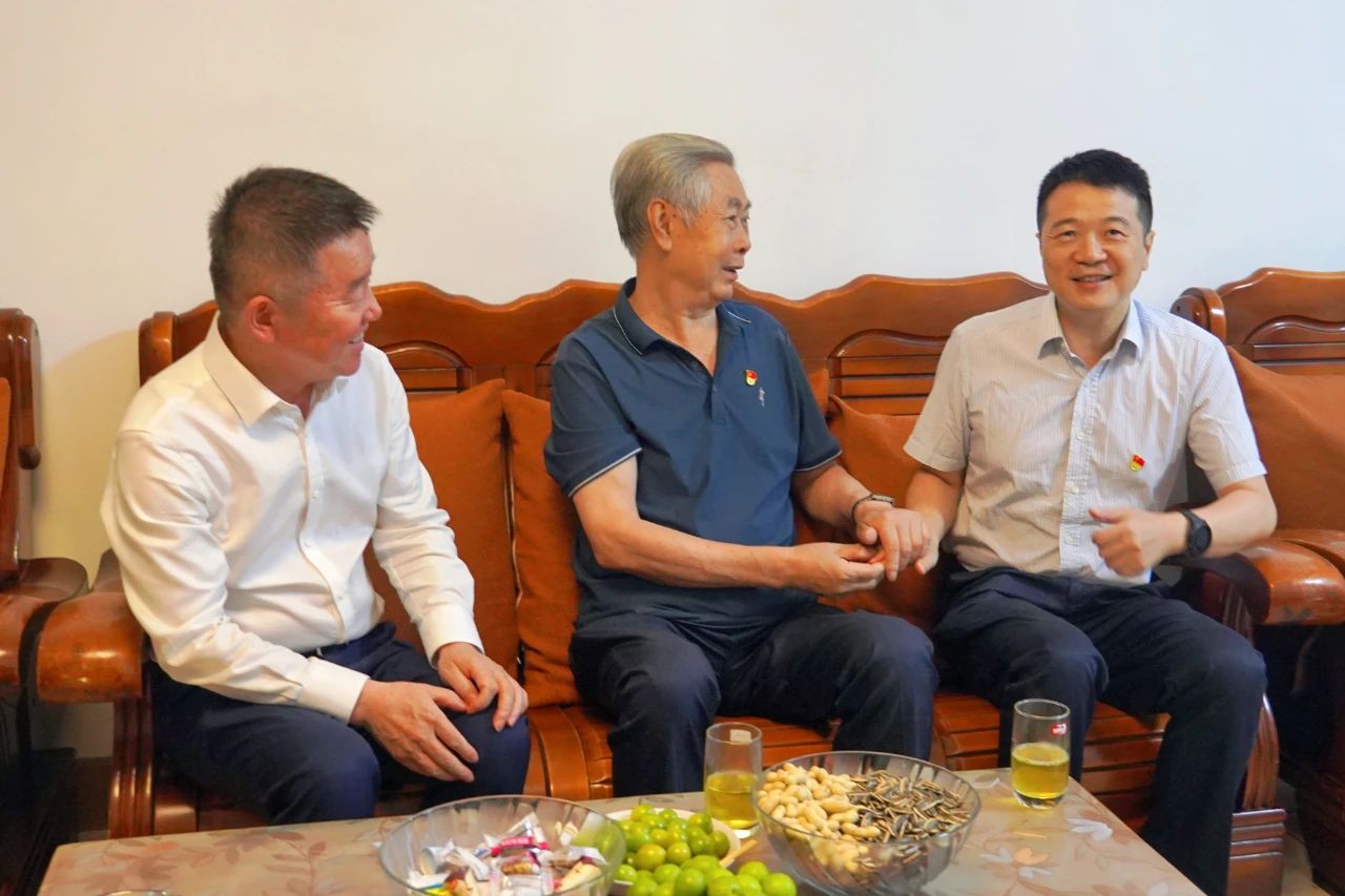 省尊龙凯时集团党委书记、董事长游勇开展“七一”走访